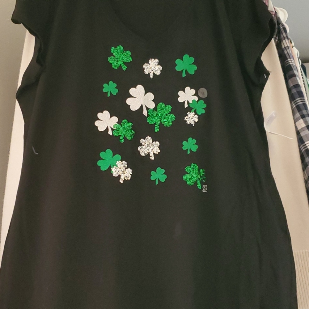 Shamrock V-nect t-shirt